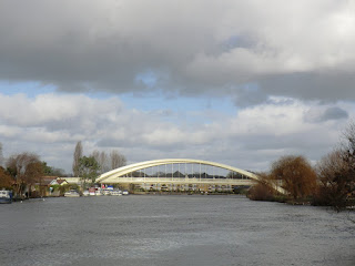 CIMG2676 Approaching Walton Bridge