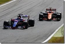 Una Toro Rosso davanti ad una McLaren