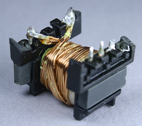 To support high current, the secondary winding in the flyback transformer is four strands of thick wire. Note the 3mm white boundary tape at the right that keeps the winding away from the edge.