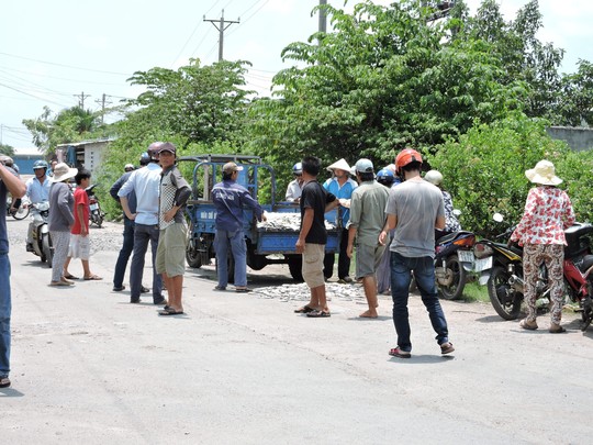 Ca chet trang be nguoi nuoi ca dem do truoc nha may  3