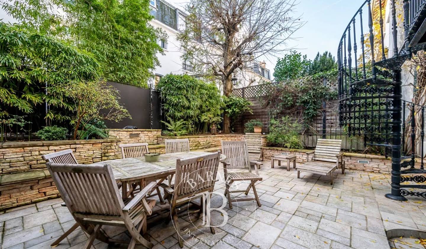 Private mansion with garden Neuilly-sur-Seine