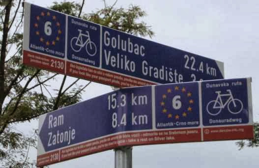 Perfekt zweisprachig mit Humor: famose Beschilderung des Donau-Radwegs in Serbien