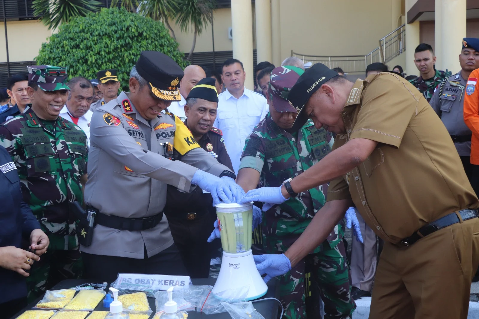 Pemusnahan barang bukti dilakukan secara simbolis oleh Gubernur Sulut Olly Dondokambey dan Kapolda Sulut Irjen Pol Setyo Budiyanto beserta Forkopimda lainnya yang hadir. (Foto istimewa)