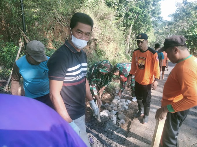 Kerja Bhakti memperbaiki jalan