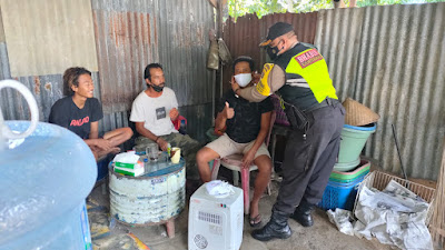 Lakukan Sambang, Bhabinkamtibmas Beri Himbauan Prokes dan Bagikan Masker. 