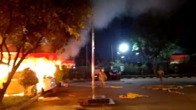Video Polsek Ciracas Diserang Massa, Mobil Polisi Dibakar