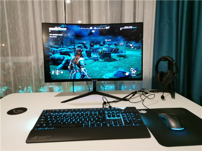 Jugar un juego en el monitor de juegos ViewSonic VX2719-PC-MHD