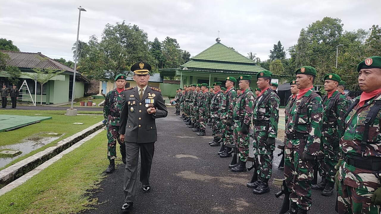 Bupati Tanggamus Hadiri Upacara Peringatan HUT TNI Ke 77 di Lapangan Makodim 0424