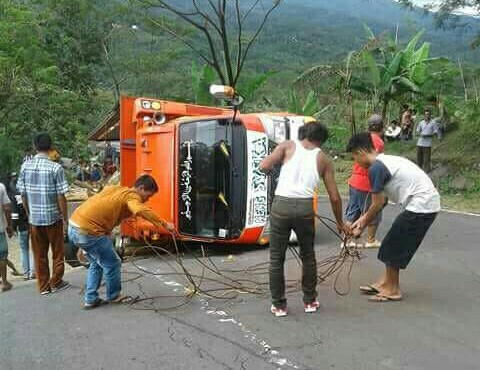 
Truk Kayu Terbalik di Jalur Palabuhanratu - Cikidang
