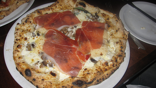 Here's the pizza del re -- it consisted of fresh mozzarella, mushroom, prosciutto di parma, truffle spread and extra virgin olive oil. Here's the pizza del re -- it consisted of fresh mozzarella, mushroom, prosciutto di parma, truffle spread and extra virgin olive oil.