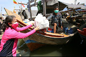 HKGB Ke-69, Ketum Bhayangkari Blusukan Bagikan Bansos ke Nelayan Muara Angke 