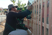 Jalin Kebersamaan, Babinsa Bantu Bangun Pagar Rumah Warga Binaan