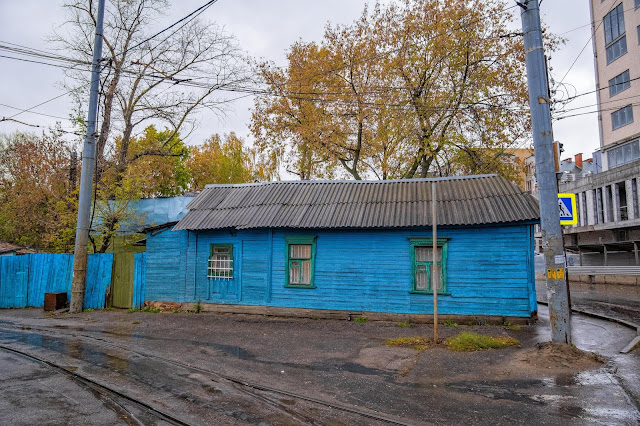 Одноэтажный деревянный дом, покрашенный синей краской