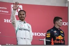 Lewis Hamilton con Max Verstappen sul podio di Suzuka