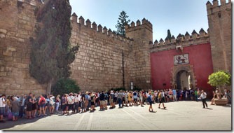 alcazar-sevilha-fila-em-frente-ao-portao-entrada