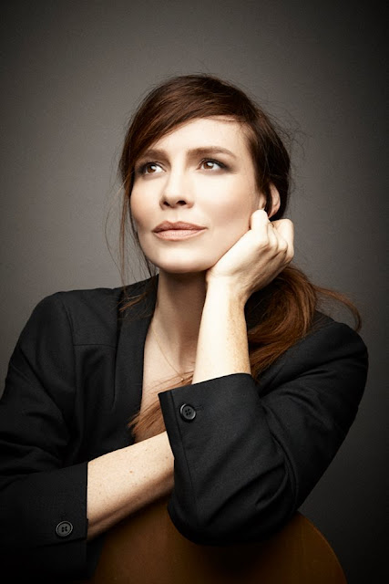 Saffron Burrows Dp Profile Pics