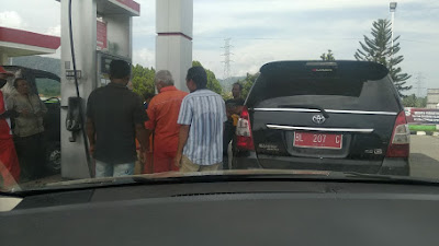 Mobil Plat Merah Milik Dinas DPMP4 Abdya  Kepergok Isi Premium