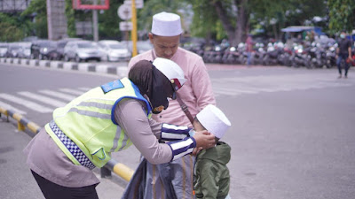 Polwan Polda Aceh Bagikan Masker di Masjid Raya