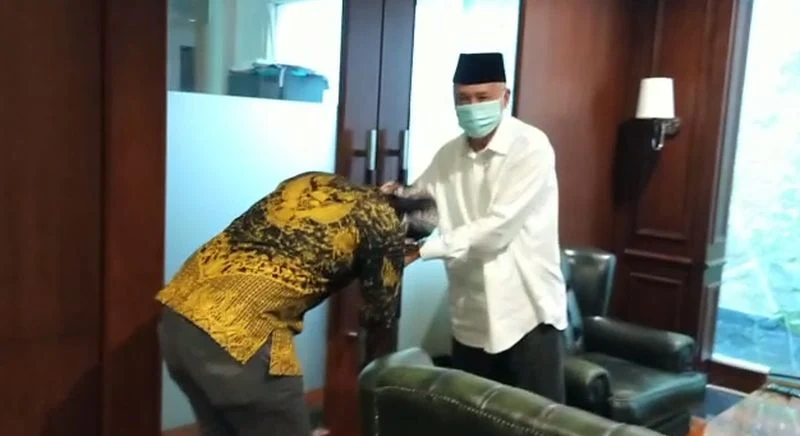 Beredar Video Abu Janda Temui Eks WakaBIN Kiai As'ad Ali dan Cium Tangannya