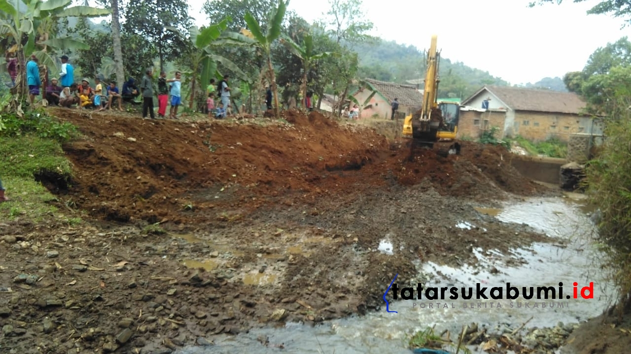 
Pendangkalan Sungai oleh Lumpur Sampah, Warga Desa Bojong Cikembar Swadaya Turunkan Alat Berat
