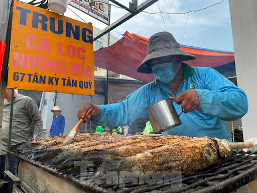 Thức xuyên đêm nướng 5 tấn cá lóc bán ngày vía Thần tài - Ảnh 2.