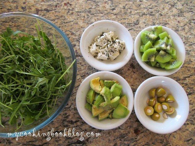 Салата с рукола, киви, зелени маслини, сирене и авокадо
