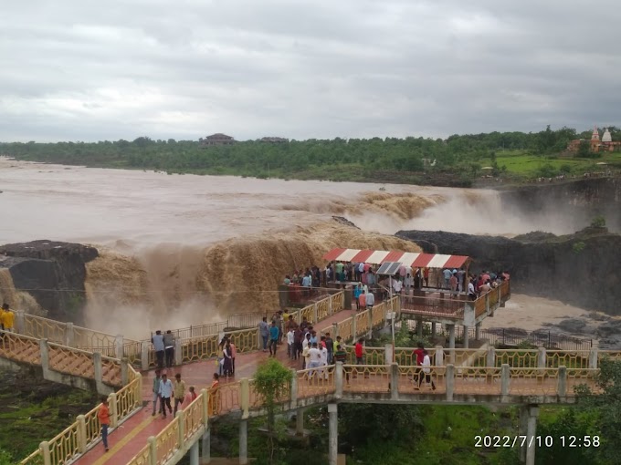 निसर्गाच्या सौंदर्यात भर टाकणारा सहस्त्रकुंड धबधबा ओसडून वाहू लागलाय