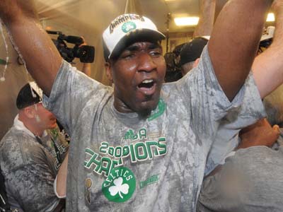 파일:external/www.nba.com/perk_lockerroom_champs400300.jpg