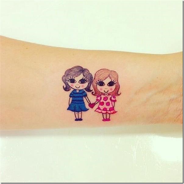 tatuaje-de-hermanas-de-colores-conectadas-por-un-corazn