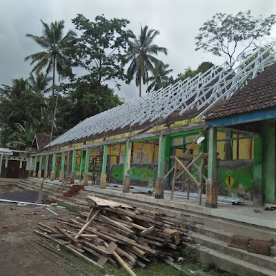 Ruang Kelas diperbaiki,  Wali Murid SDN 04 Jambe Kumbu