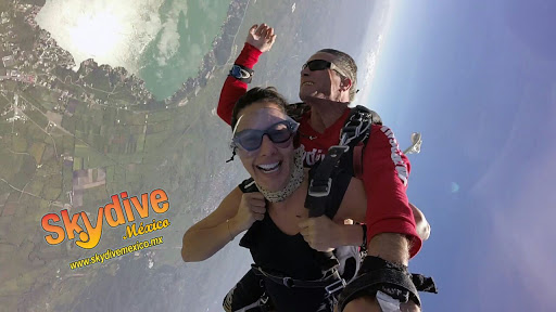 Skydive México - Paracaidismo Tequesquitengo, Emiliano Zapata 19, San Jose Vista Hermosa, San José Vista Hermosa, 62680 Puente de Ixtla, Mor., México, Centro de caída libre | MOR