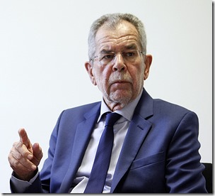 Van der Bellen im blauen Anzug Van der Bellen im blauen Anzug