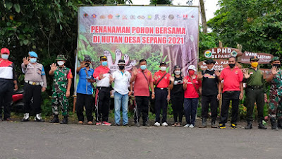 Kapolsek Busungbiu Melakukan Penanaman Ribuan Pohon Dihutan Sepang Bersama Pengelola Hutan Desa Sepang.