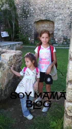 Hermosas turistas en el ex convento de San Bernardino de Siena en Valladolid, Yucatán