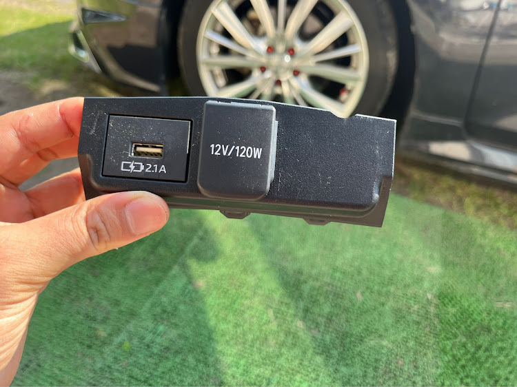 カローラツーリングのHDMI端子取り付け・配線処理・車内LED・外部入力ユニットに関するカスタム事例の投稿画像4枚目