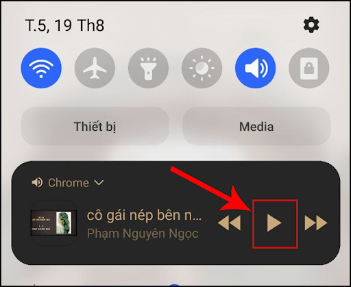 Nhấn vào nút play nhạc ở thanh điều khiển