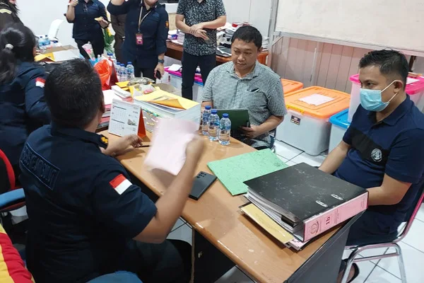 Penyidik Subdit III Tipidkor Dit Reskrimsus Polda Sulut melakukan tahap II penanganan perkara dugaan tindak pidana korupsi pada pekerjaan Program Hibah Air Minum bagi Masyarakat Berpenghasilan Rendah TA 2018 di lingkungan PDAM Duasudara Kota Bitung. (Foto istimewa)