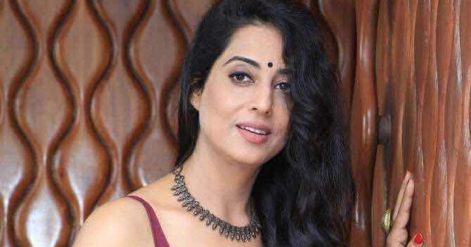 Mahie Gill In Cotton Saree Paired With Matching Sleeveless Backless Blouse Cinehub 