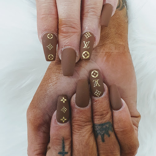 Lucky Nails logo