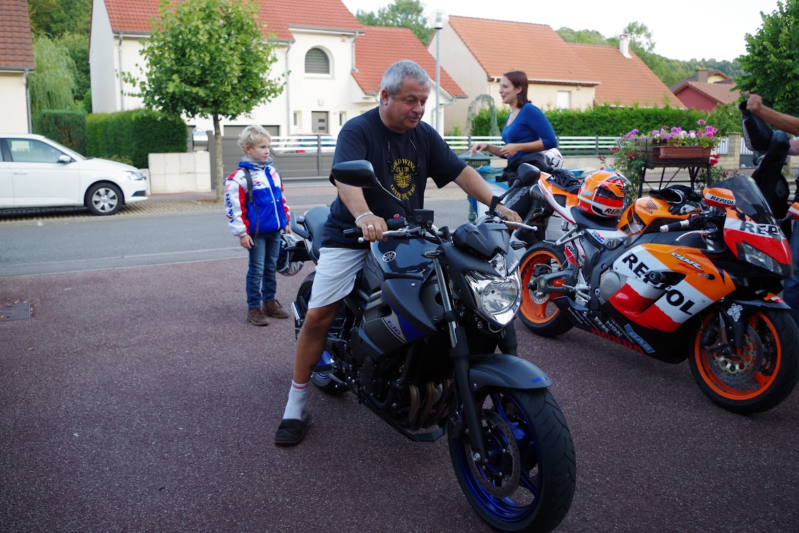 ARRIVEE D'AMELIE AVEC SA MOTO IMGP7377