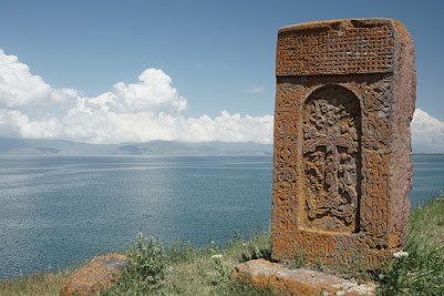 Kreuzstein am Sevansee beim Kloster Hayravank