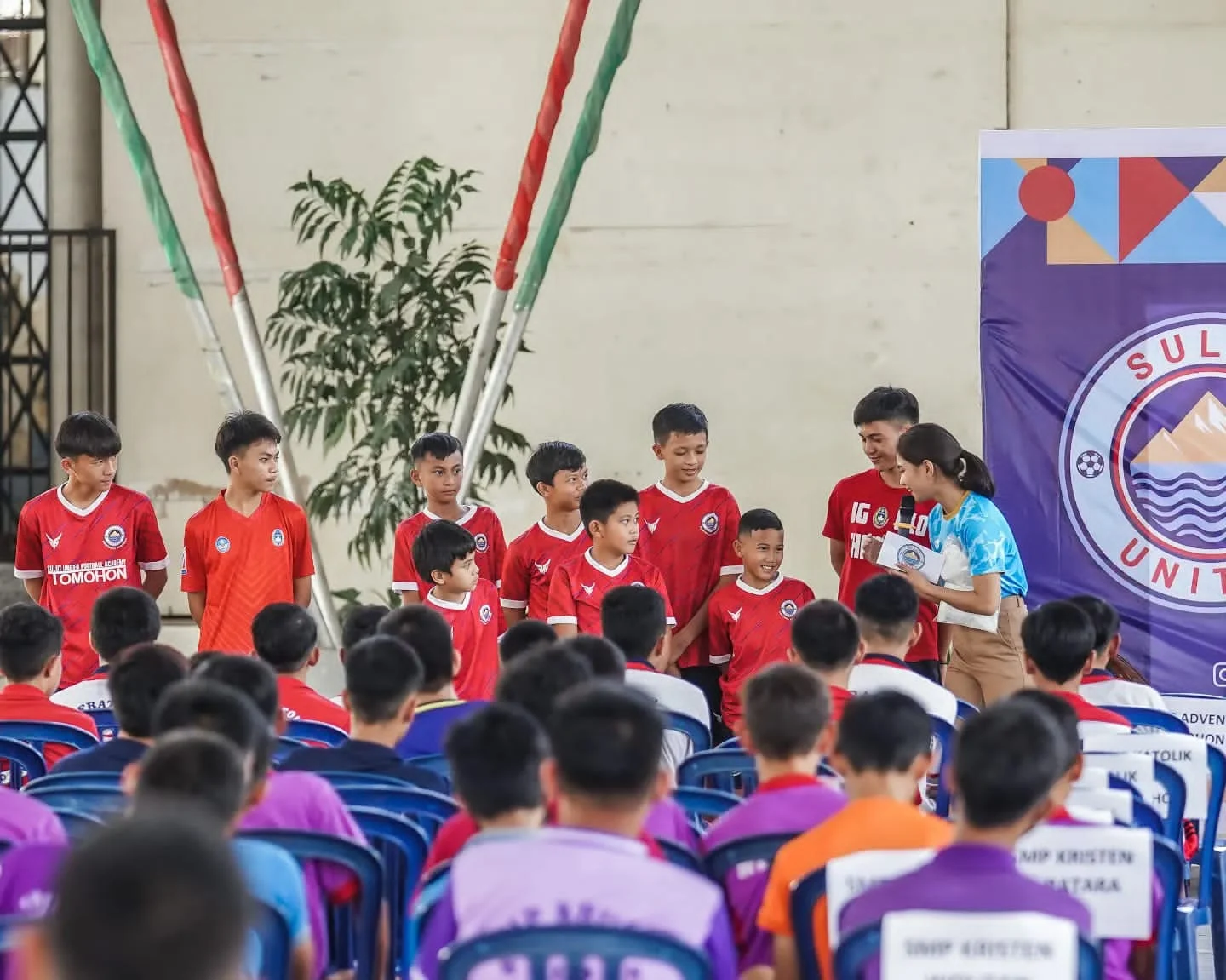 Tim Sulut United melakukan kegiatan Goes to School di Kota Tomohon yang dihadiri oleh siswa-siswi dari seluruh SMP yang ada di Kota Bunga tersebut. (Foto istimewa)