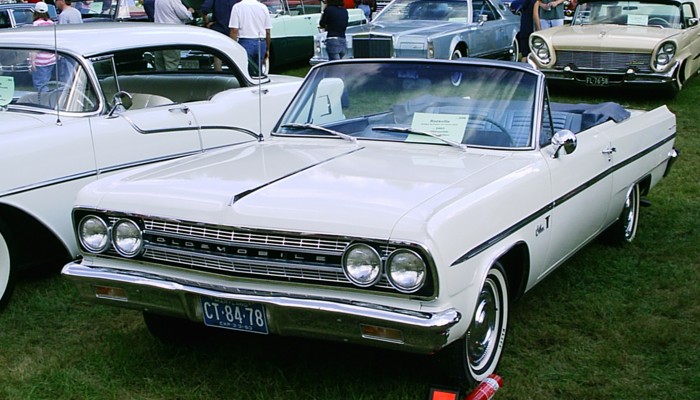 파일:external/upload.wikimedia.org/1963_Oldsmobile_F-85_conv-white.jpg