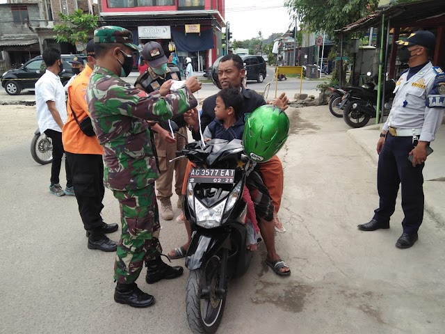 Anggota Pos Koramil Tipe B 0808/12, Laksanakan Patroli Yustisi Gabungan PPKM Level I