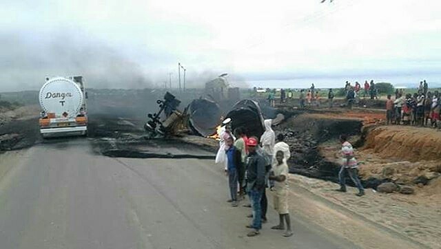 Gari la Mafuta Laanguka na Kulipuka Moto Mkoani Dodoma