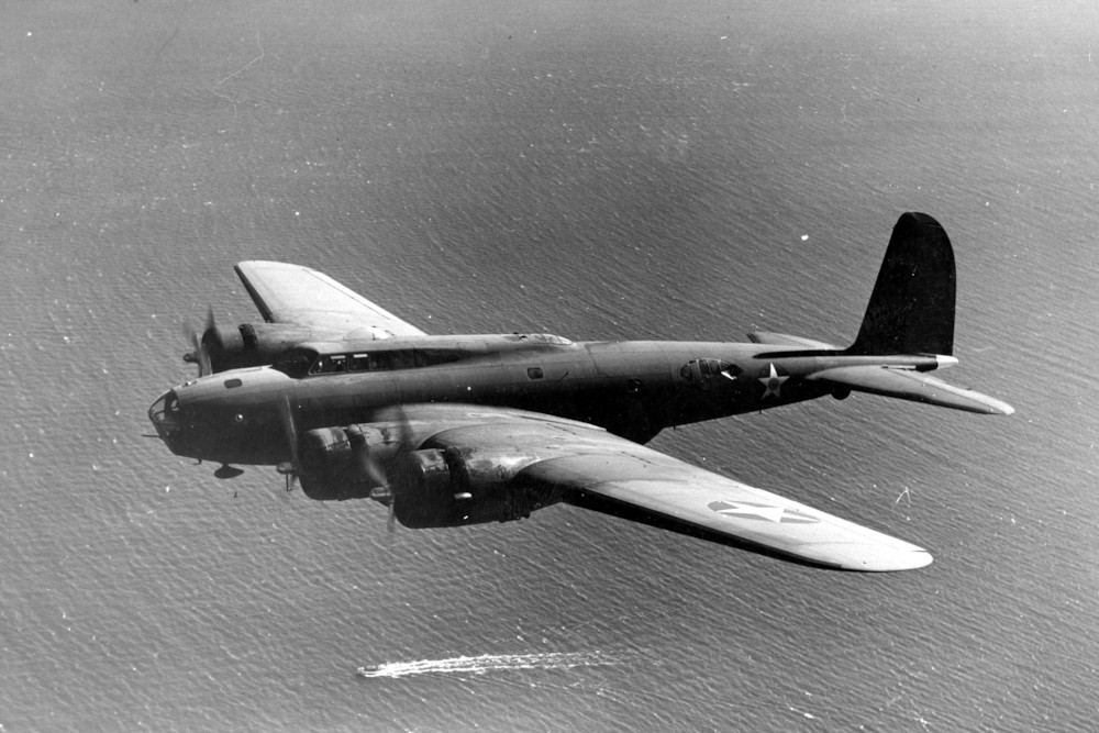 파일:external/upload.wikimedia.org/Boeing_B-17D_in_flight.jpg