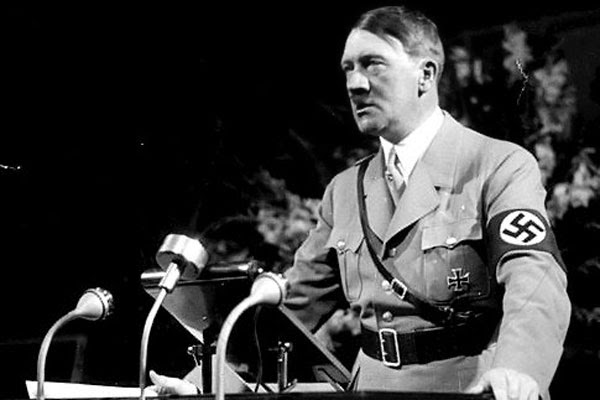 adolf hitler discursando em pulpito