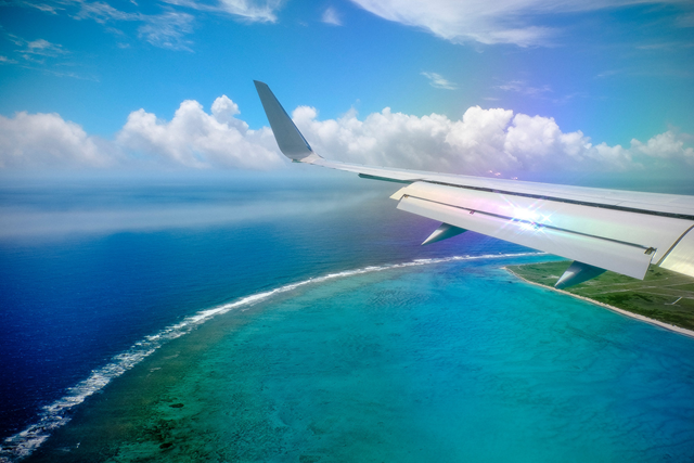 Air Force One over Midway Atoll, which Mr. Obama visited in September 2016 to expand the Papahanaumokuakea Marine National Monument. Photo: A.J. Chavar / The New York Times