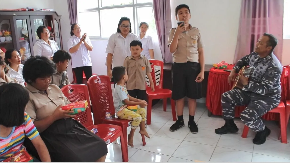 Komandan Lanudal Manado, Letkol Laut (P) Tatang Yanuar Ristanto, M. Tr. Opsla., bersama Ketua dan Pengurus Cabang 7 Gabungan Jalasenastri Puspenerbal melaksanakan Bakti Sosial mengunjungi Panti Asuhan Disabilitas Anak Berkebutuhan Khusus (ABK) Anugerah Kec. Dimembe Minahasa Utara. Rabu (23/8/23). (Foto istimewa)