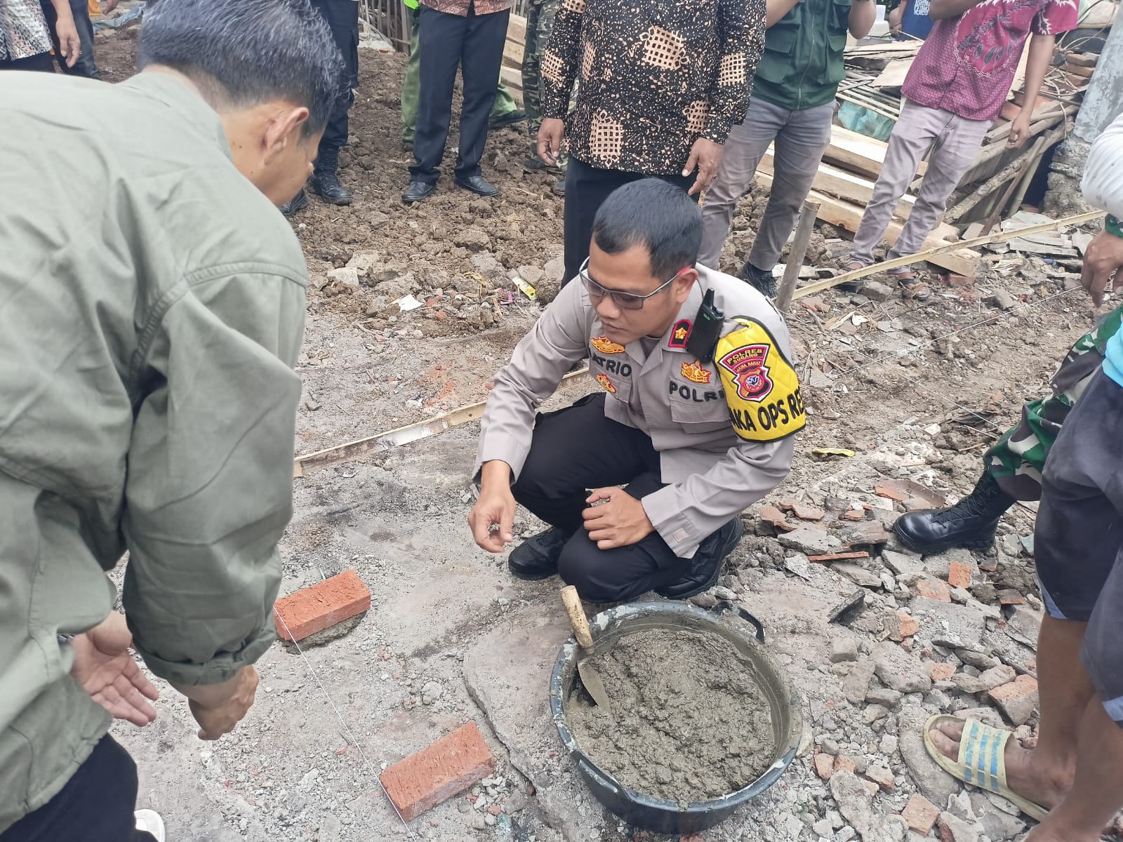 Waka Polres Subang Pimpin Giat Peletakan Batu Pertama Rutilahu di Dusun Mesir Desa Karangmulya